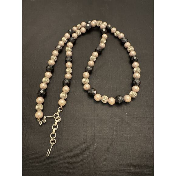 Necklace With Pearls, Onyx, And Silver Toned Beads. - Picture 3 of 3